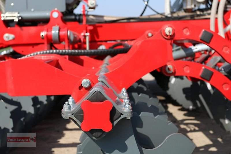 Drillmaschinenkombination of the type Unia FENIX 3000/6 Kurzscheibeneggen-Säkombination 6 m Doppelscheibenschar, Neumaschine in Ostheim/Rhön (Picture 21)