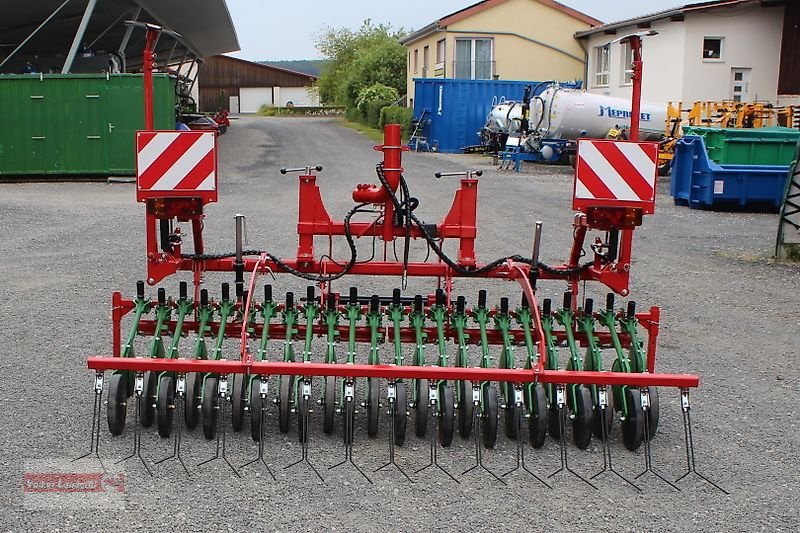 Drillmaschinenkombination of the type Unia Säschine 3m Doppelscheibenschar Shell Dreipunktanbau, Neumaschine in Ostheim/Rhön (Picture 10)