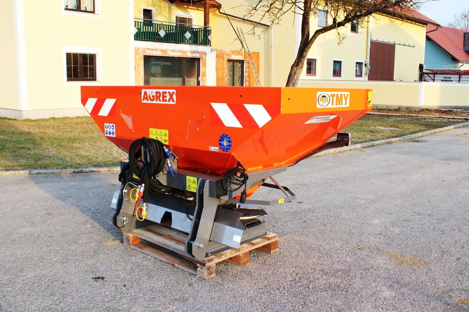 Düngerstreuer of the type agrex TMY 1200 Düngerstreuer, Neumaschine in Neukirchen am Walde  (Picture 3)