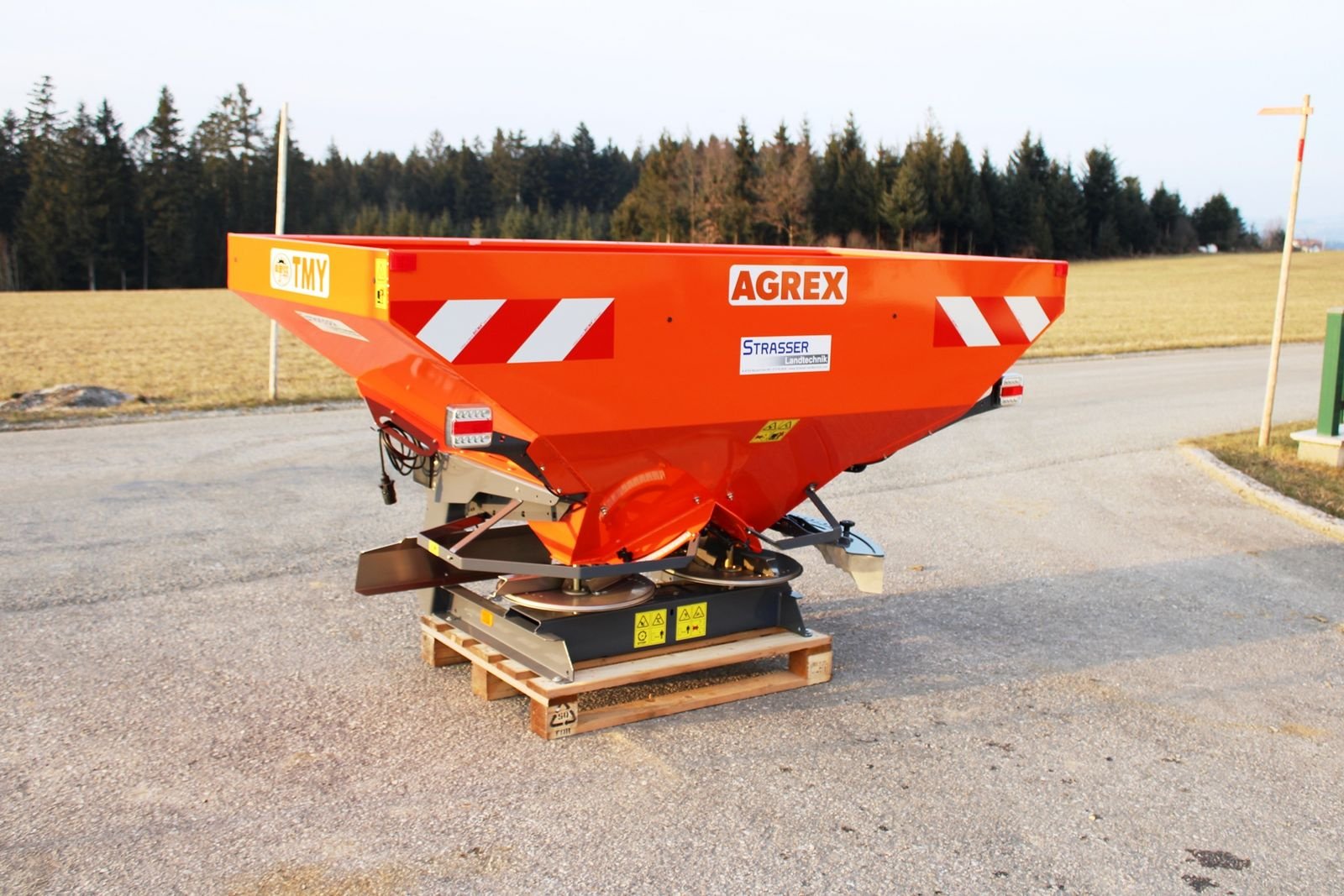 Düngerstreuer of the type agrex TMY 1200 Düngerstreuer, Neumaschine in Neukirchen am Walde  (Picture 1)