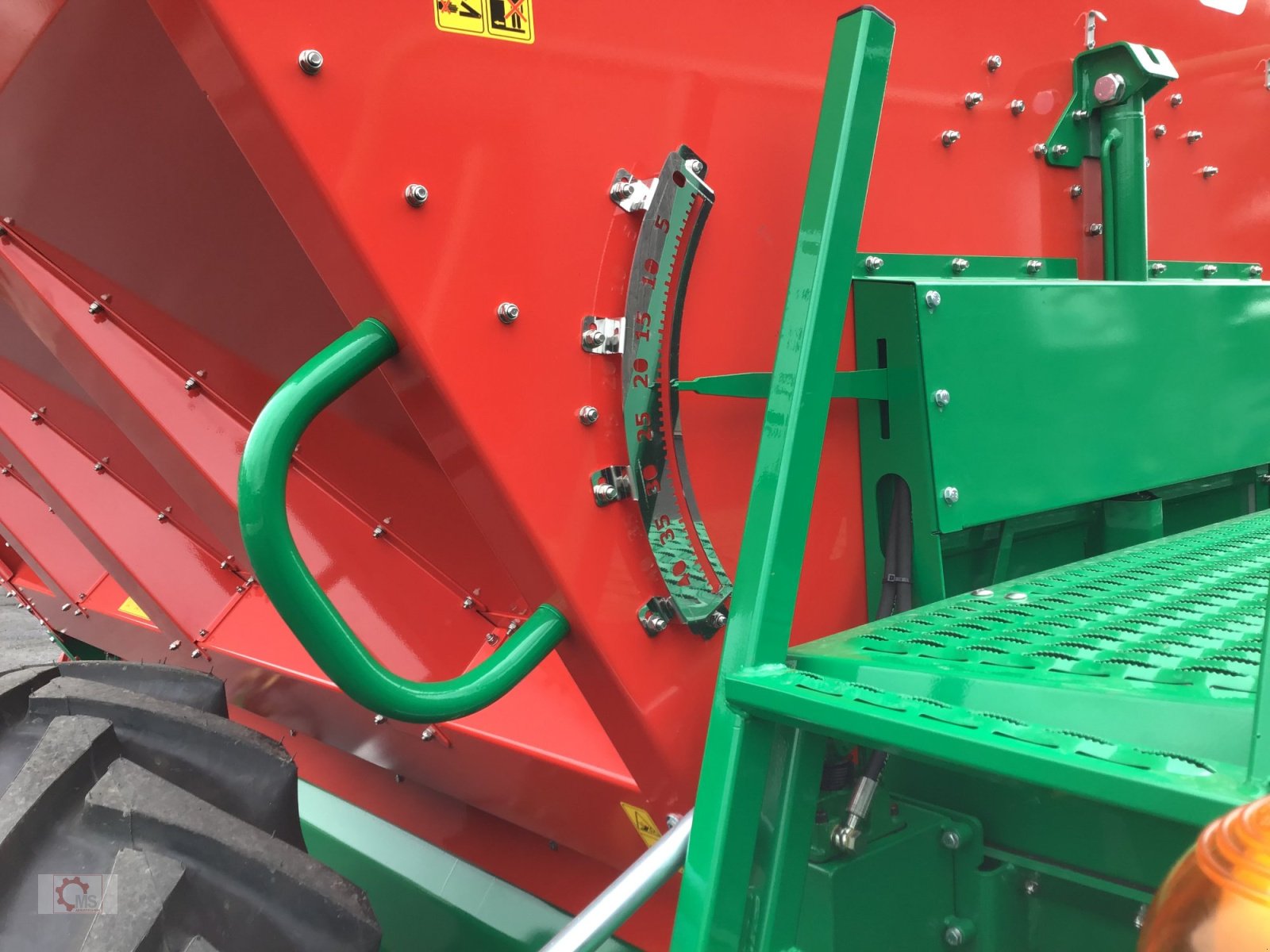 Düngerstreuer of the type Agro-Masz REWO 8200 Großflächenstreuer Kalk Dünger Streuer, Neumaschine in Tiefenbach (Picture 7)