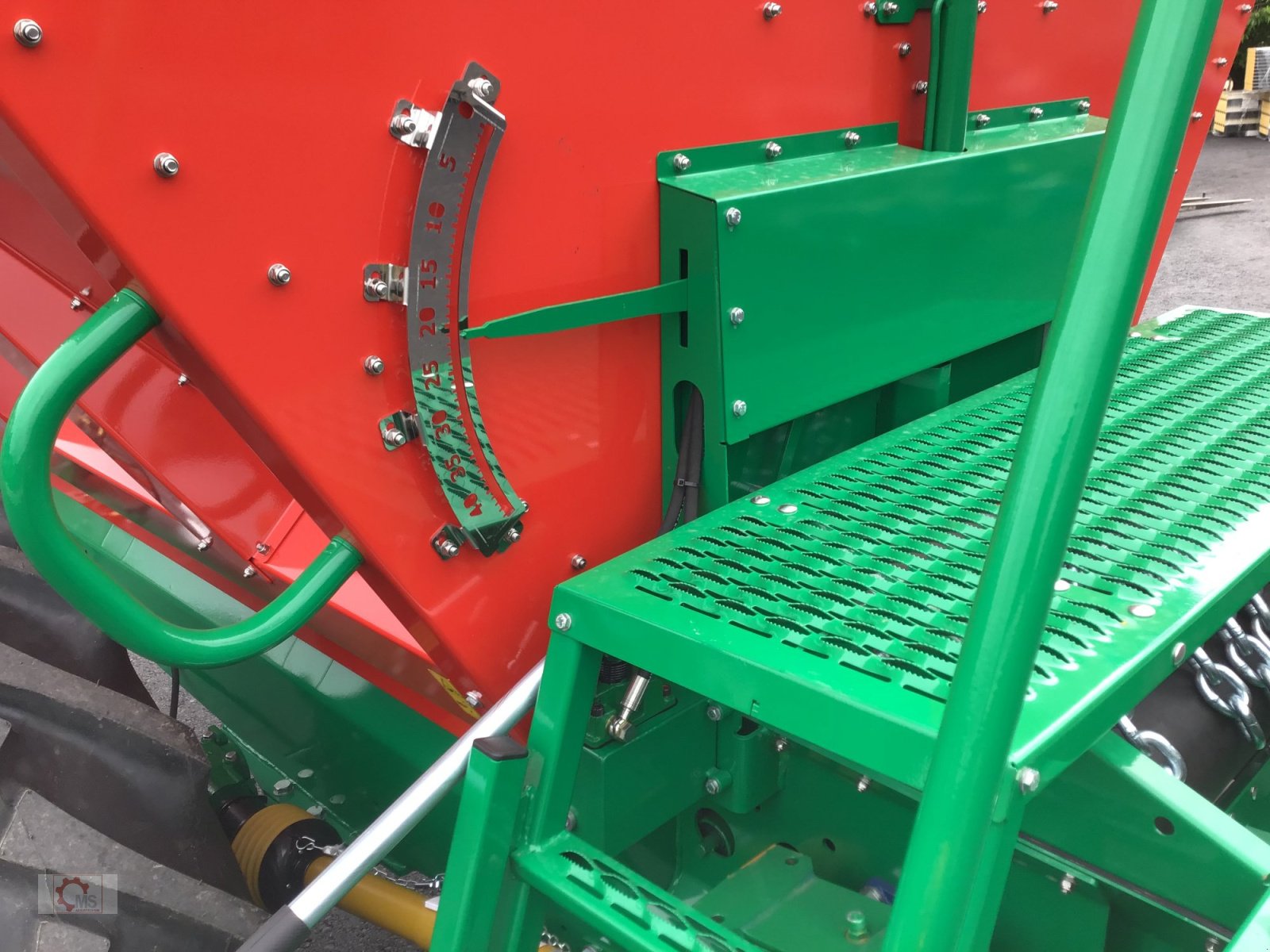 Düngerstreuer of the type Agro-Masz REWO 8200 Großflächenstreuer Kalk Dünger Streuer, Neumaschine in Tiefenbach (Picture 16)