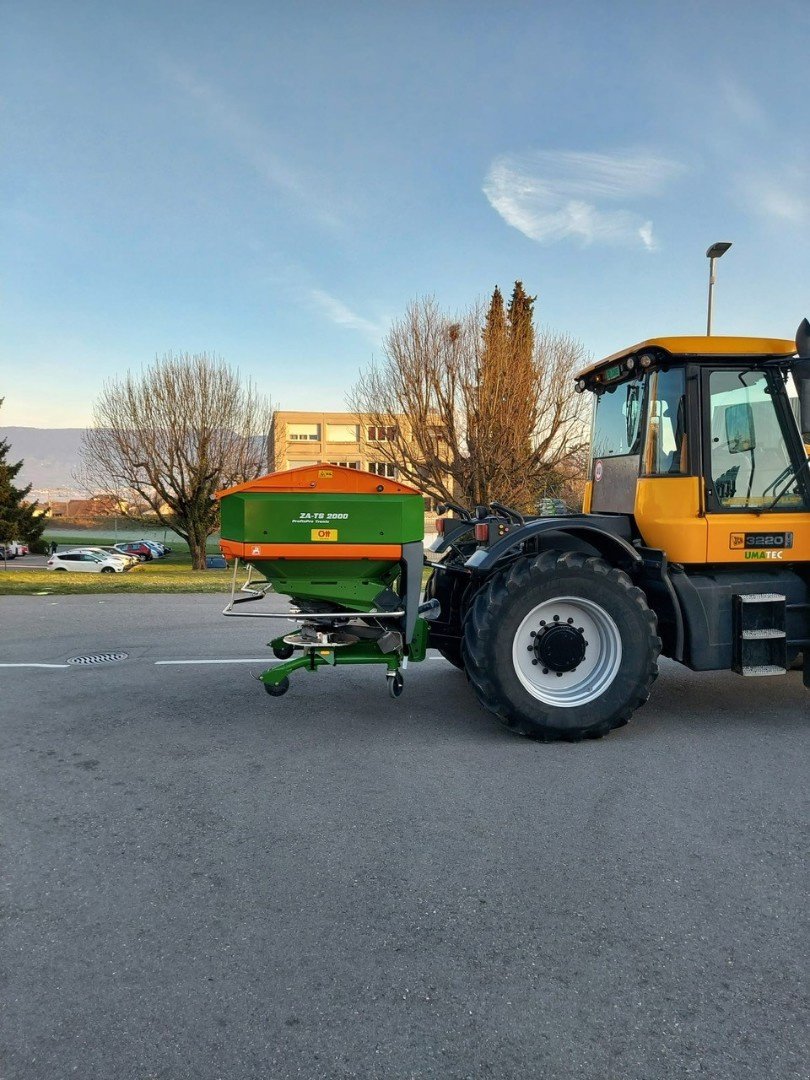 Düngerstreuer of the type Amazone ZA-TS 2000, Neumaschine in Domdidier (Picture 6)