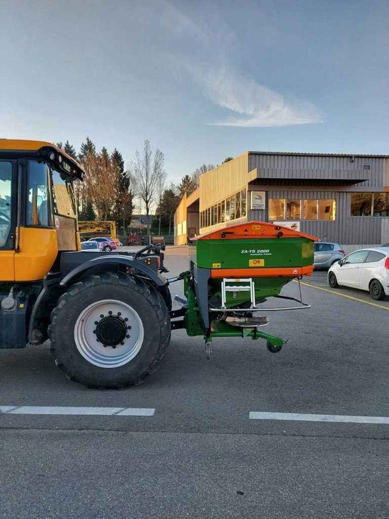 Düngerstreuer of the type Amazone ZA-TS 2000, Neumaschine in Domdidier (Picture 5)