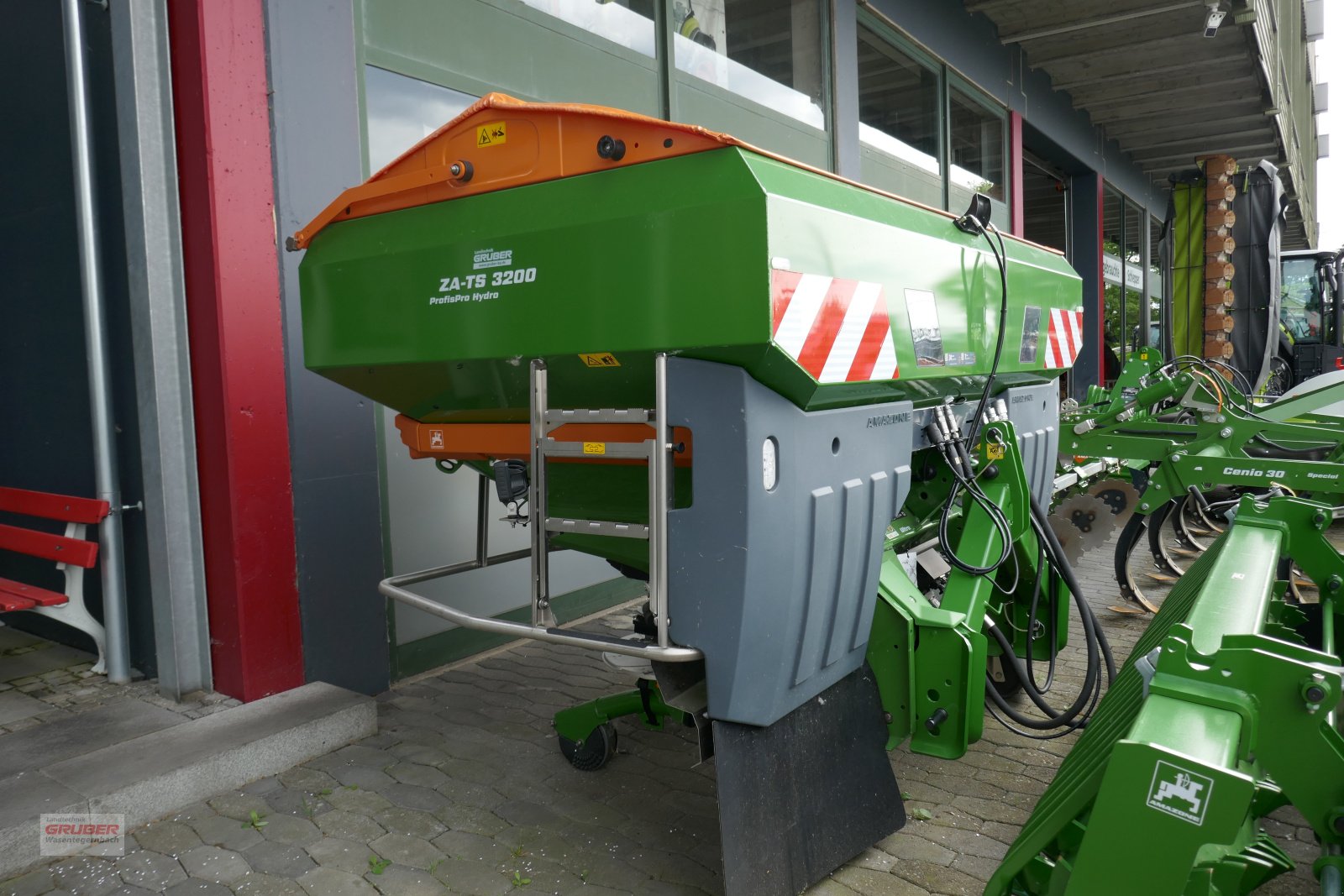 Düngerstreuer des Typs Amazone ZA-TS Profis Hydro 3200 Ultra Rahmen, Neumaschine in Dorfen (Bild 1)