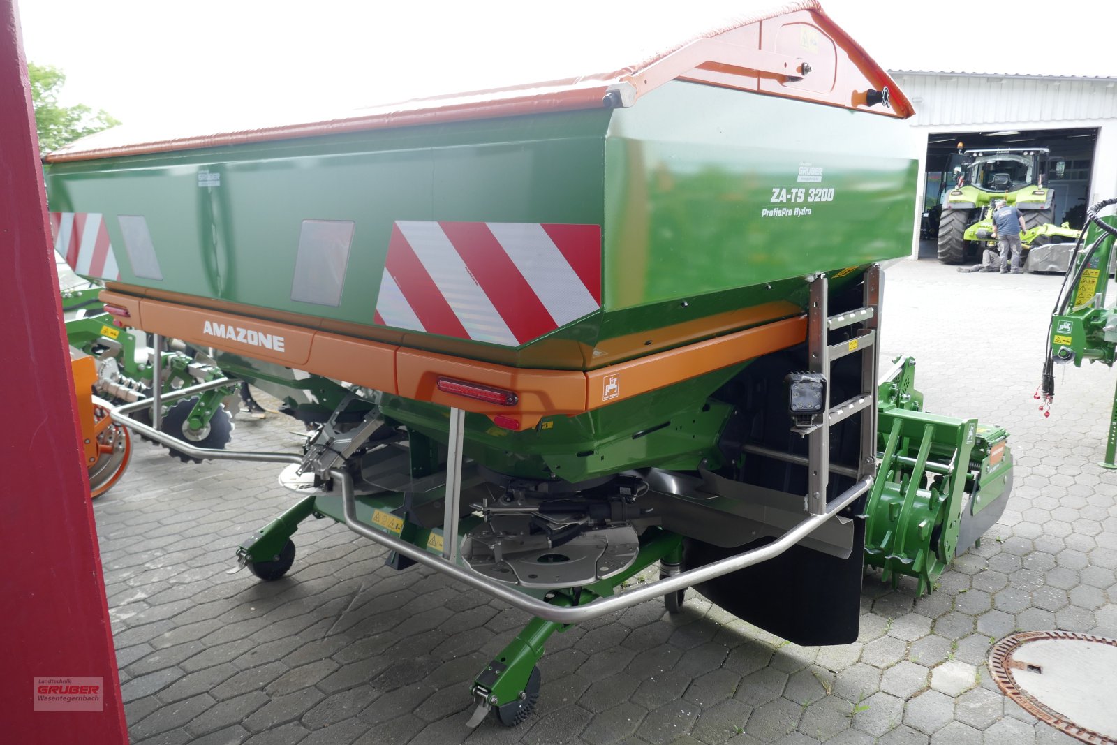 Düngerstreuer des Typs Amazone ZA-TS Profis Hydro 3200 Ultra Rahmen, Neumaschine in Dorfen (Bild 3)