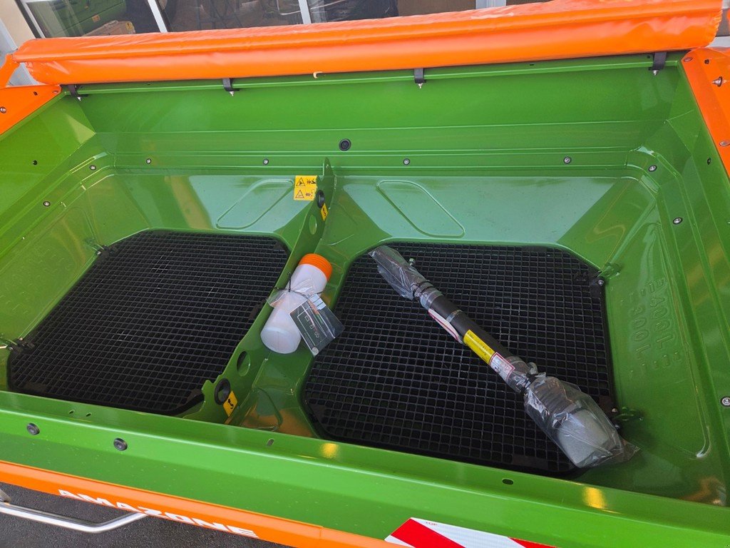 Düngerstreuer of the type Amazone ZA V 1700 Super Profis Tronic, Neumaschine in Bertschikon (Picture 4)
