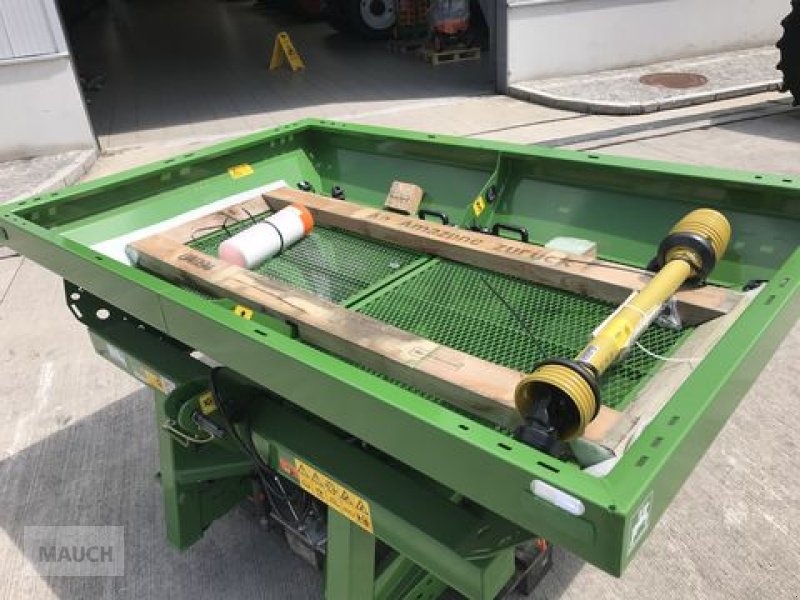 Düngerstreuer of the type Amazone ZA-X 903, Neumaschine in Burgkirchen (Picture 10)