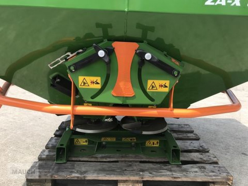 Düngerstreuer of the type Amazone ZA-X 903, Neumaschine in Burgkirchen (Picture 11)