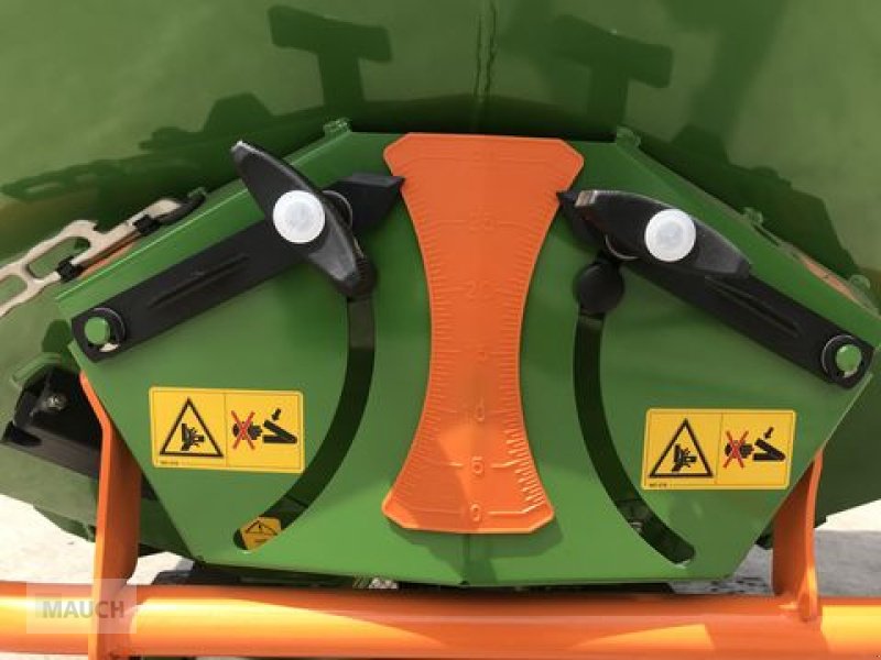 Düngerstreuer of the type Amazone ZA-X 903, Neumaschine in Burgkirchen (Picture 12)