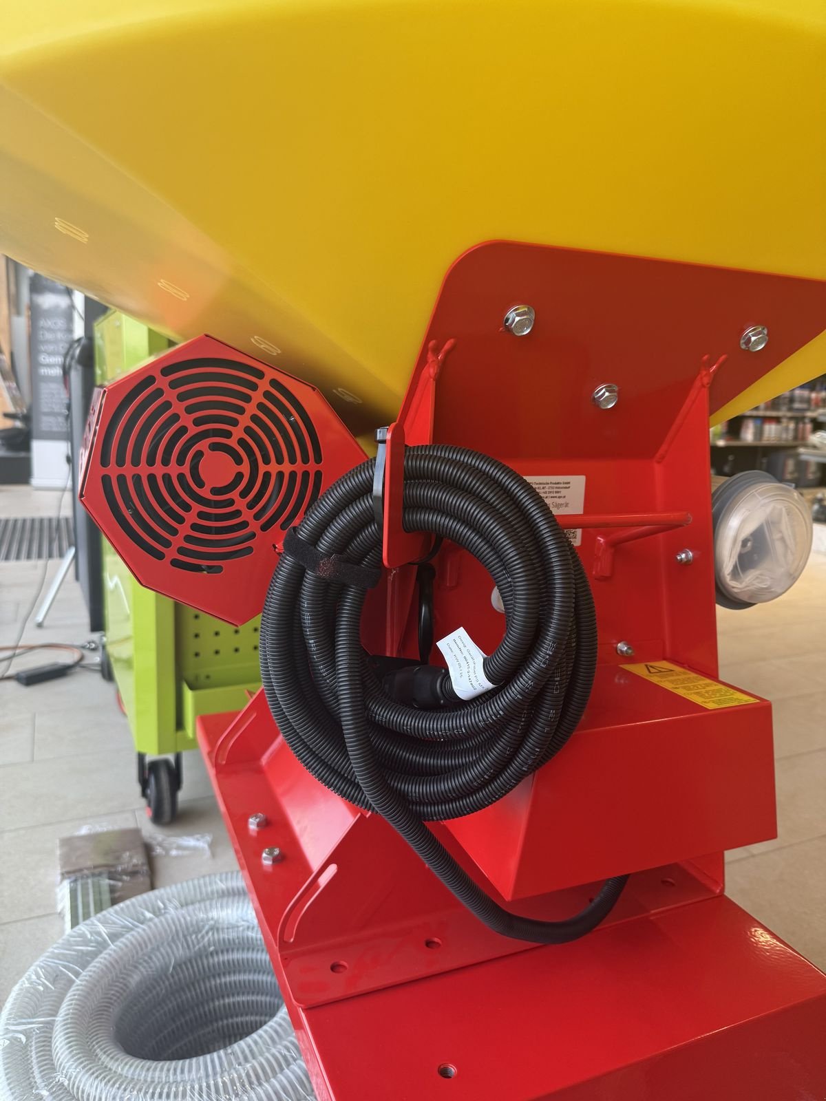 Düngerstreuer des Typs APV PS 200 M1 elektr, Neumaschine in Grund (Bild 2)