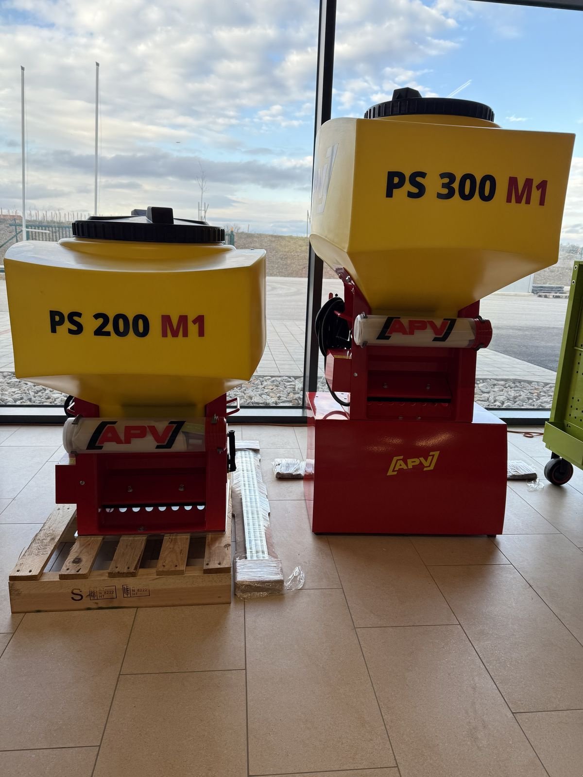 Düngerstreuer des Typs APV PS 300 M1, Neumaschine in Grund (Bild 2)