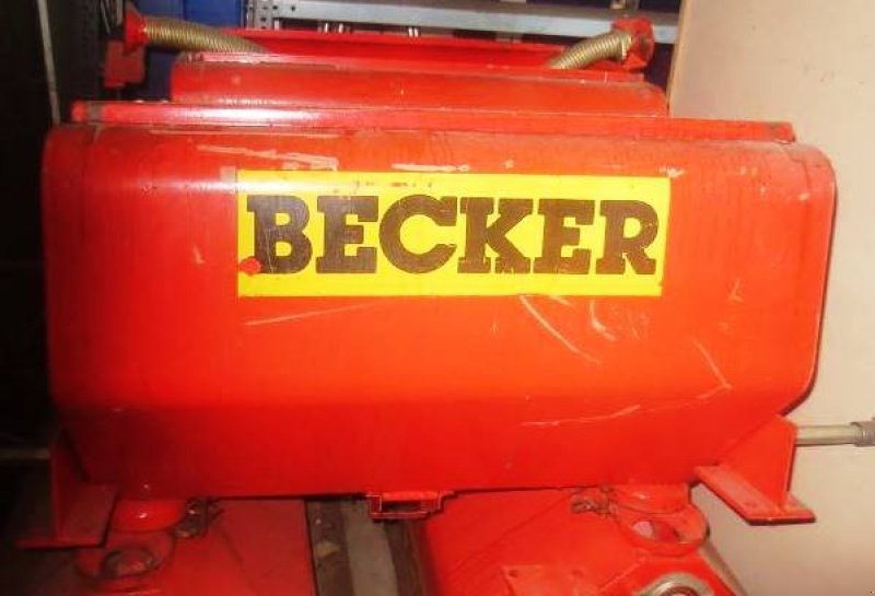 Düngerstreuer des Typs Becker 4x Düngertank mit je zwei Ausläufen, Gebrauchtmaschine in Schutterzell (Bild 6)