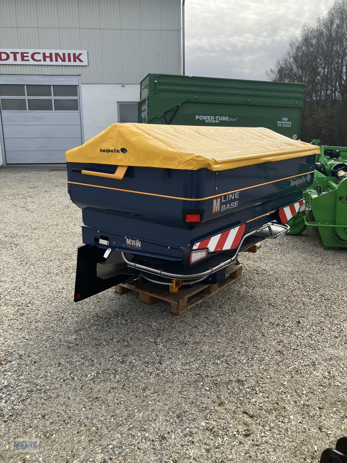 Düngerstreuer des Typs Bogballe M35W, Neumaschine in Walpertskirchen (Bild 3)