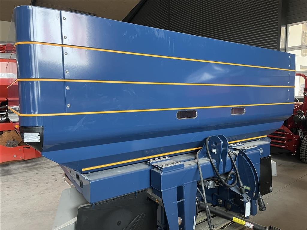 Düngerstreuer of the type Bogballe M45W Plus Isobus Vejeceller, Elektrisk Dynamisk kantspredning, Section Control Dynamic og Hydraulisk Presenning, Gebrauchtmaschine in Sakskøbing (Picture 2)