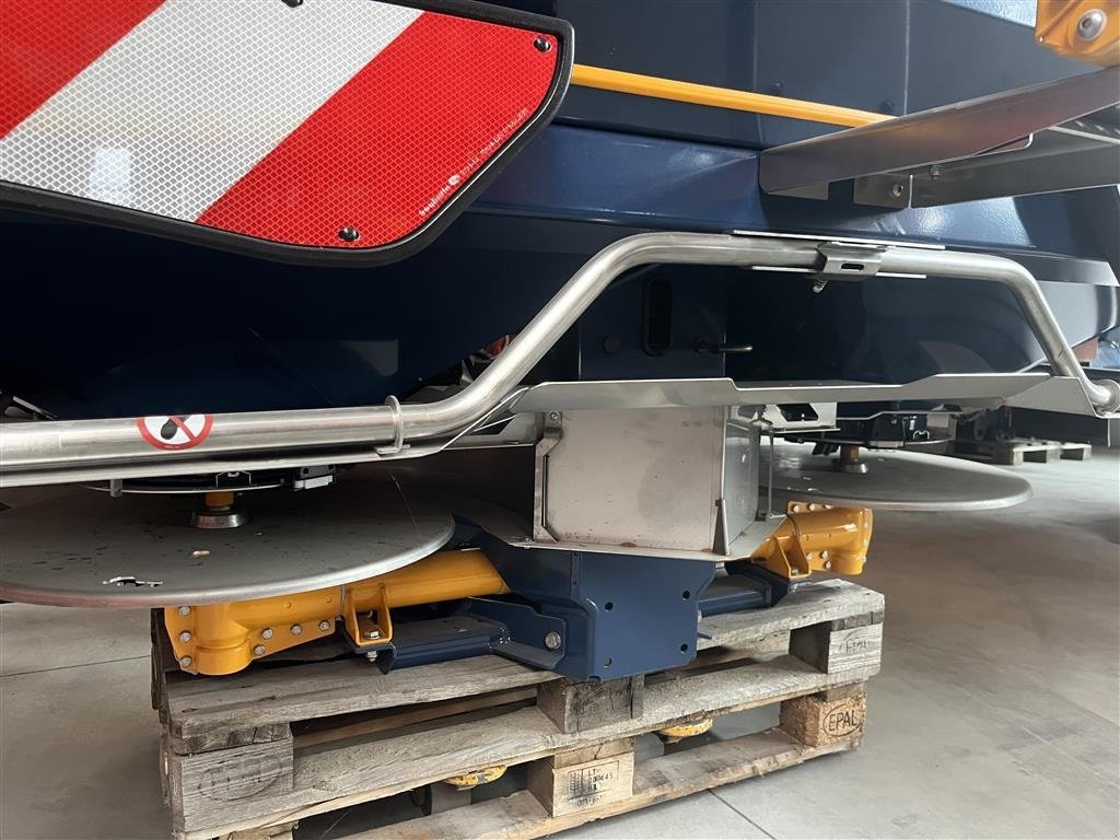Düngerstreuer of the type Bogballe M45W Plus Isobus Vejeceller, Elektrisk Dynamisk kantspredning, Section Control Dynamic og Hydraulisk Presenning, Gebrauchtmaschine in Sakskøbing (Picture 5)