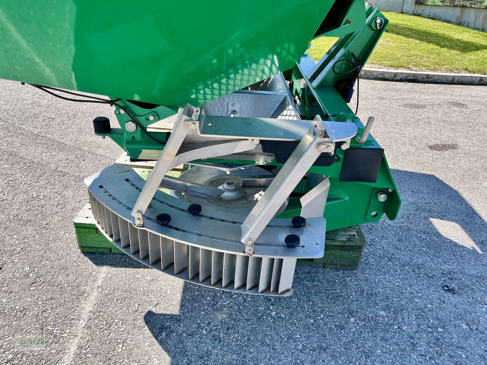 Düngerstreuer des Typs INO FERTI II - Düngestreuer / Düngerstreuer 18m, Neumaschine in Kematen (Bild 12)