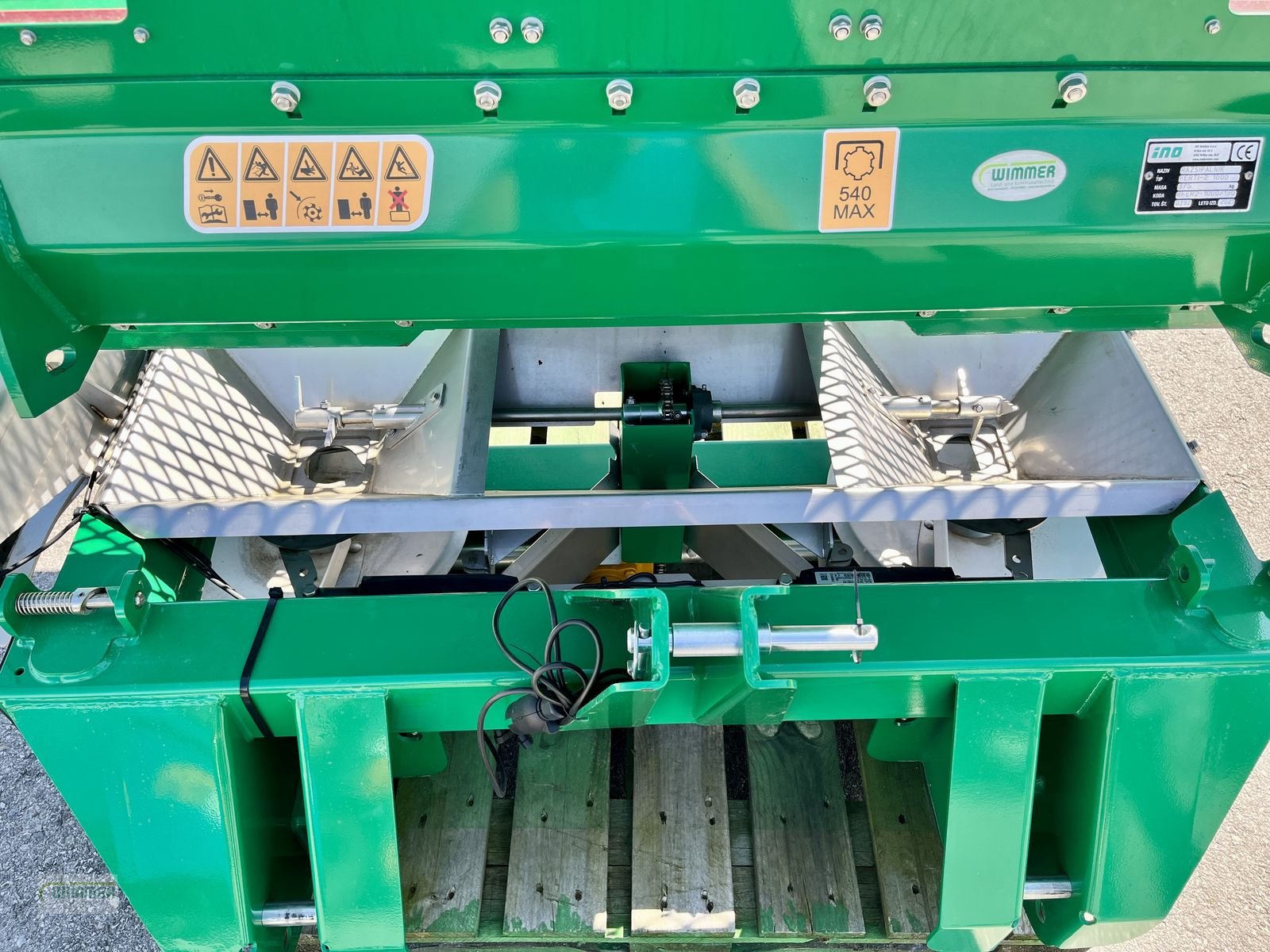 Düngerstreuer des Typs INO FERTI II - Düngestreuer / Düngerstreuer 18m, Neumaschine in Kematen (Bild 11)