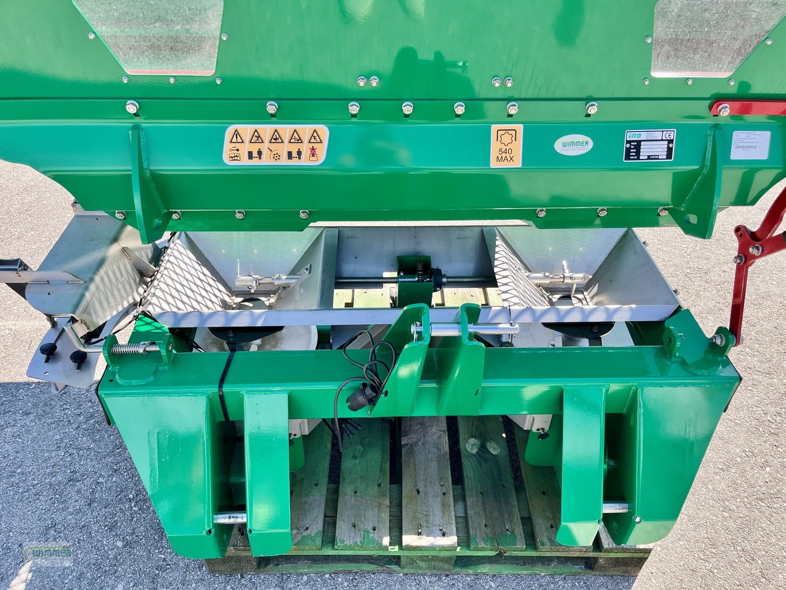 Düngerstreuer des Typs INO FERTI II - Düngestreuer / Düngerstreuer 18m, Neumaschine in Kematen (Bild 10)