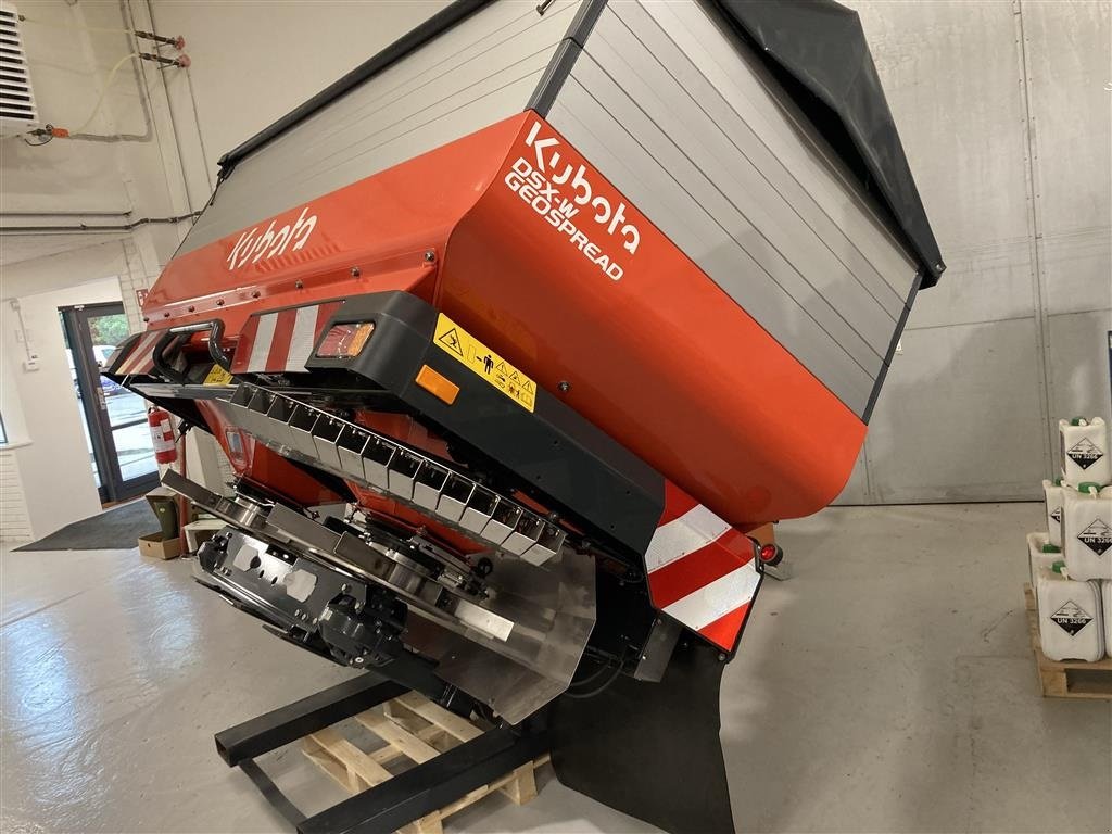 Düngerstreuer of the type Kubota DSX-W GEOSPREAD, Gebrauchtmaschine in Sabro (Picture 2)