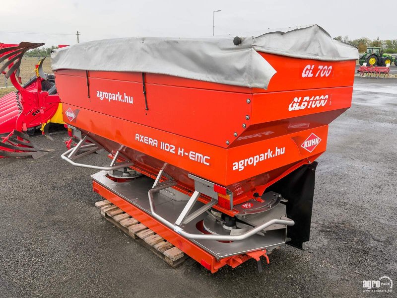 Düngerstreuer typu Kuhn Axera 1102 H-EMC mounted fertilizer spreader, 2.800 liter hopper, hydraulic drive, scale, Quantron P monitor, tarpaulin, 12-42 m spreading, Gebrauchtmaschine v Csengele (Obrázek 1)