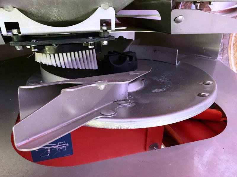 Düngerstreuer van het type Kuhn AXERA 1102 H-EMC, Gebrauchtmaschine in SAINT-GERMAIN DU PUY (Foto 5)