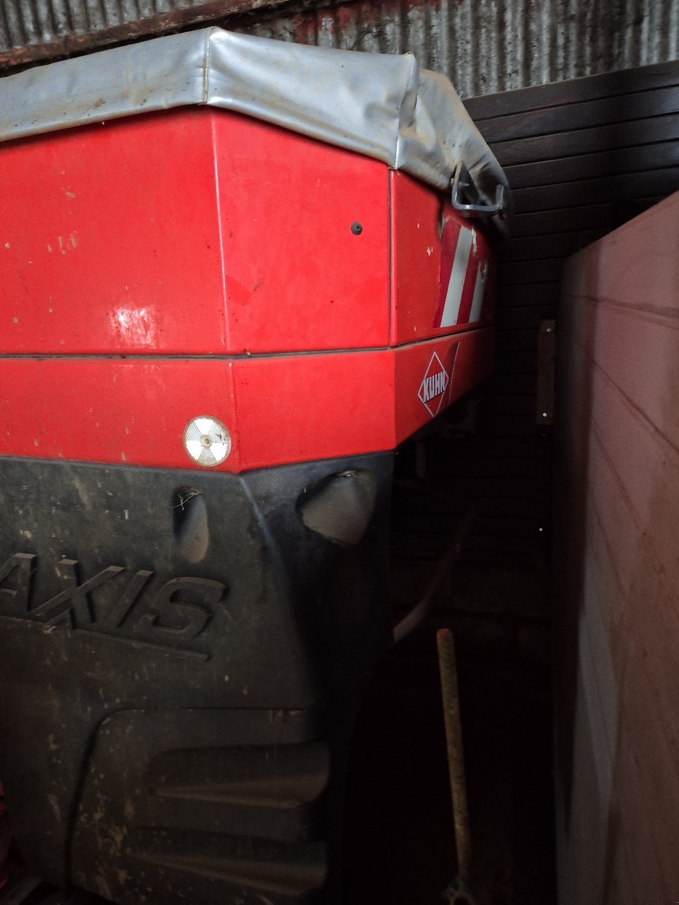 Düngerstreuer of the type Kuhn AXIS 20.1 W, Gebrauchtmaschine in MANDRES-SUR-VAIR (Picture 3)