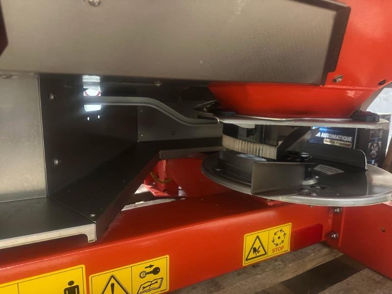 Düngerstreuer типа Kuhn AXIS 40-2 W, Gebrauchtmaschine в VERDUN (Фотография 5)