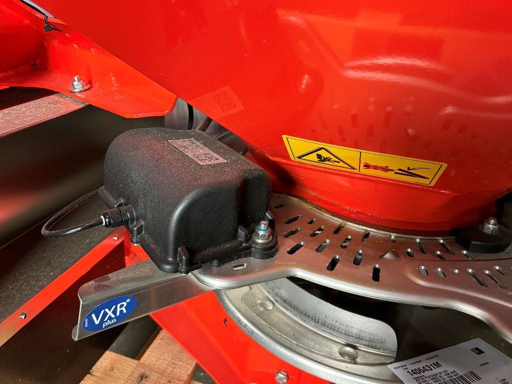 Düngerstreuer типа Kuhn AXIS 40.2 M-EMC W ISOBUS, Gebrauchtmaschine в CAILLOUET-ORGEVILLE (Фотография 6)