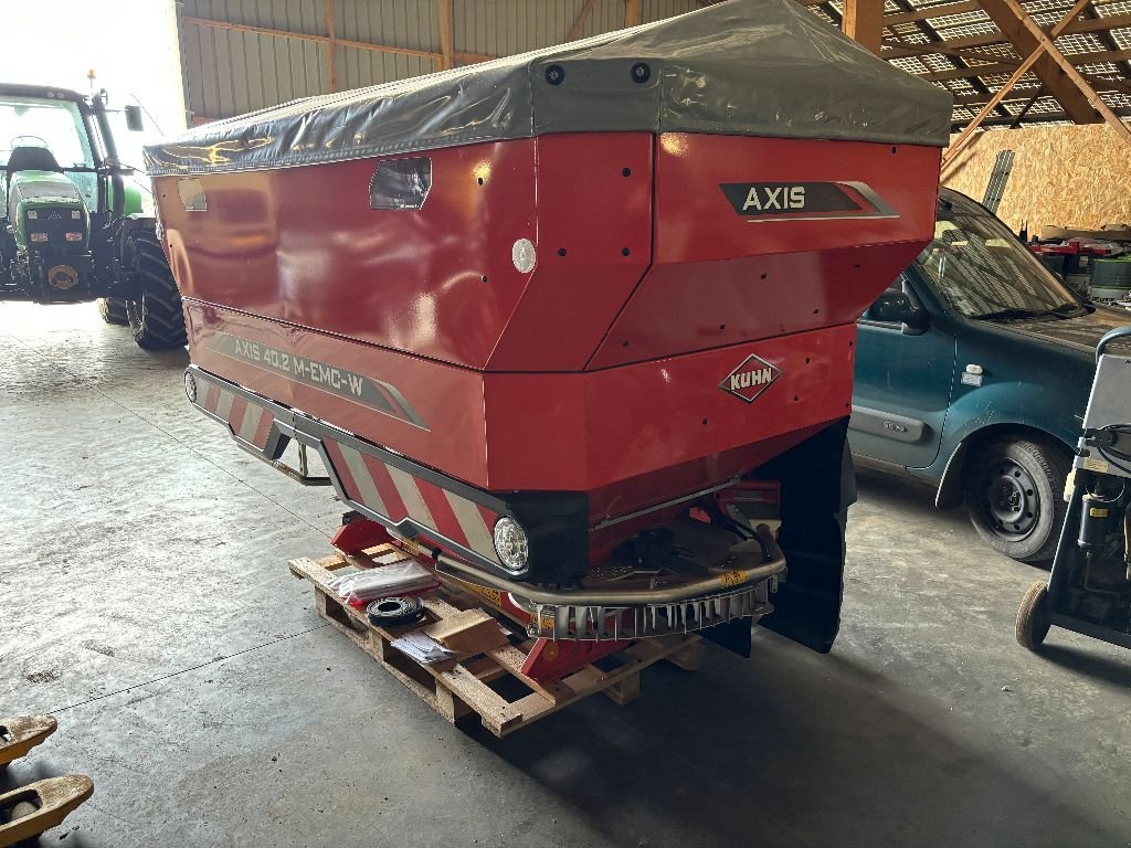 Düngerstreuer типа Kuhn AXIS 40.2 M-EMC W ISOBUS, Gebrauchtmaschine в CAILLOUET-ORGEVILLE (Фотография 2)