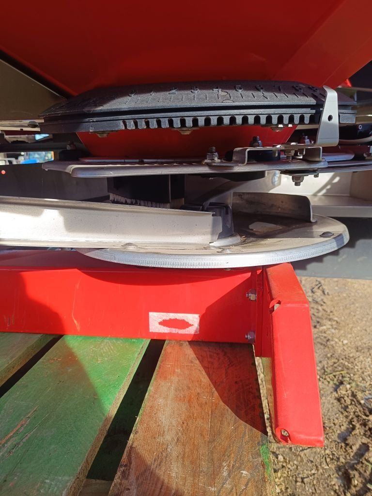 Düngerstreuer типа Kuhn AXIS 40.2 M-EMC, Gebrauchtmaschine в Lérouville (Фотография 9)