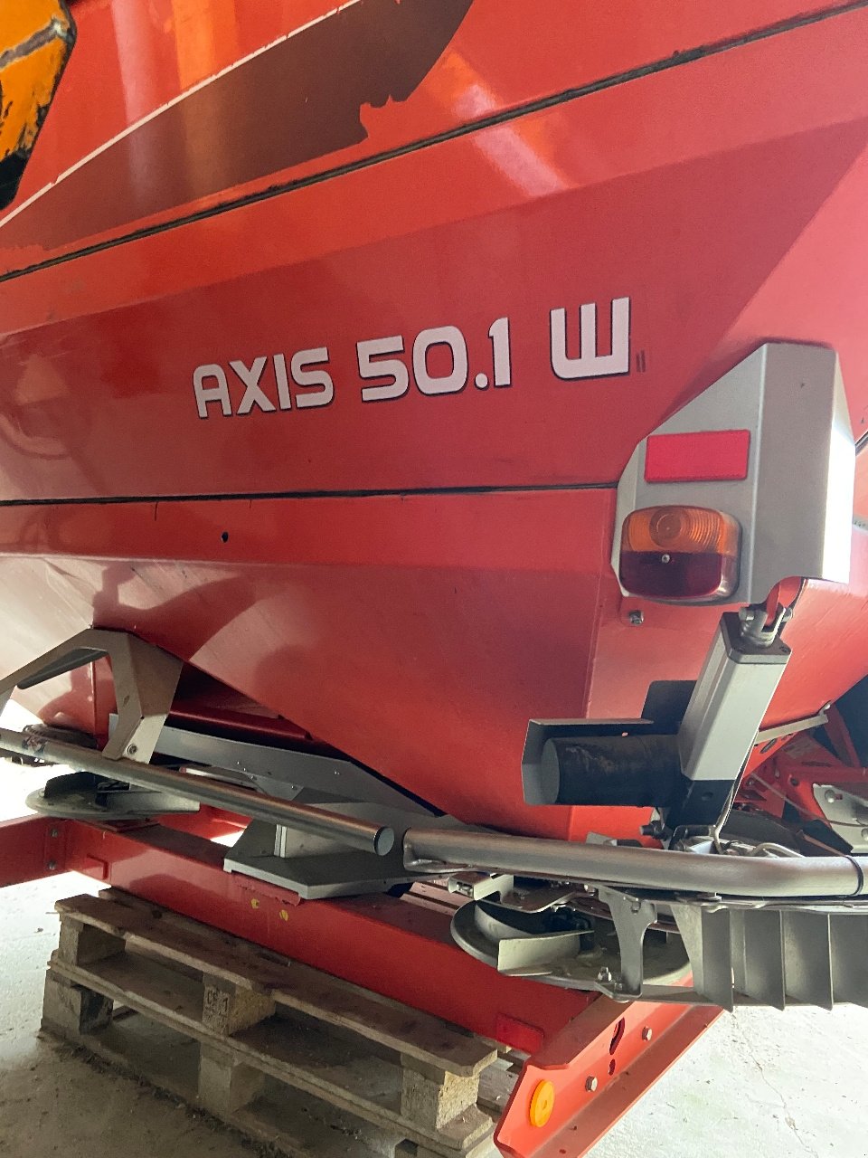 Düngerstreuer of the type Kuhn Axis 50.1 W isobus, Gebrauchtmaschine in NEUVILLE AUX BOIS (Picture 5)