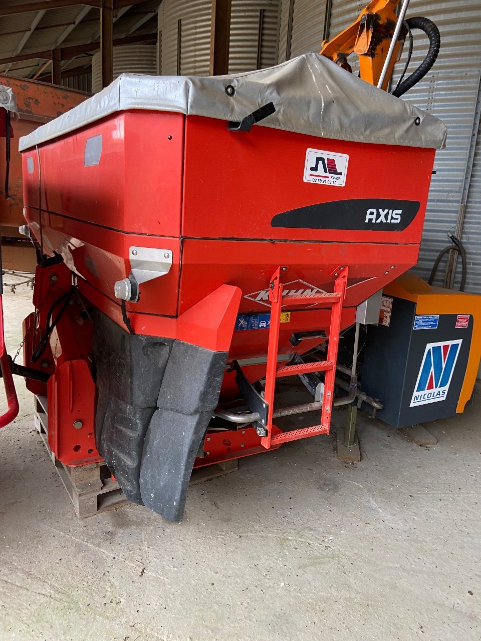Düngerstreuer of the type Kuhn Axis 50.1 W isobus, Gebrauchtmaschine in NEUVILLE AUX BOIS (Picture 1)