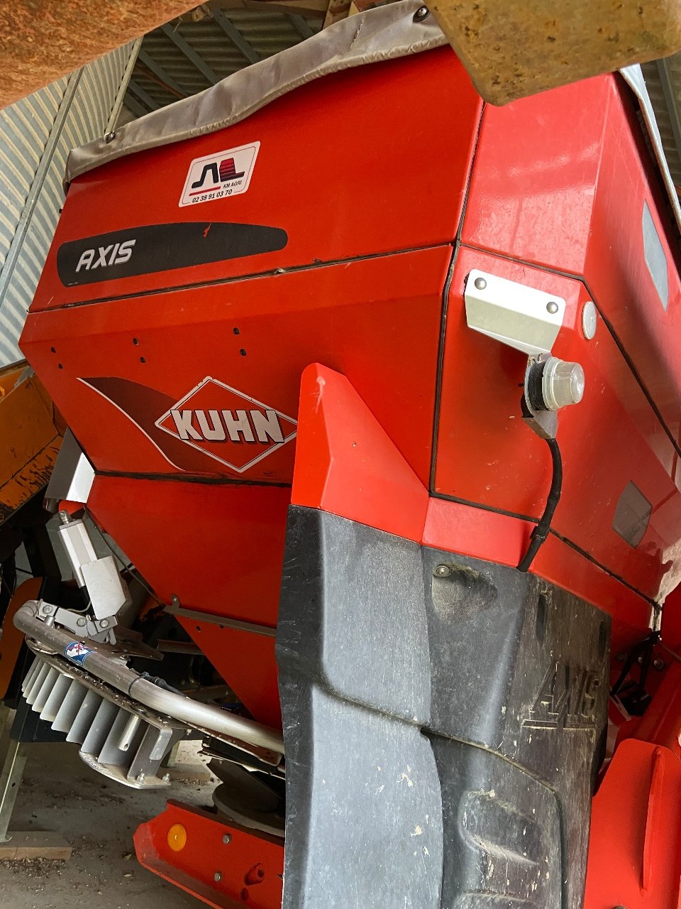Düngerstreuer of the type Kuhn Axis 50.1 W isobus, Gebrauchtmaschine in NEUVILLE AUX BOIS (Picture 3)