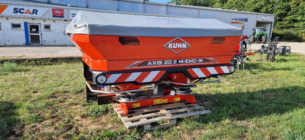 Düngerstreuer of the type Kuhn AXIS202 M EMC W ISO V8, Gebrauchtmaschine in SYLVAINS LES MOULINS (Picture 1)