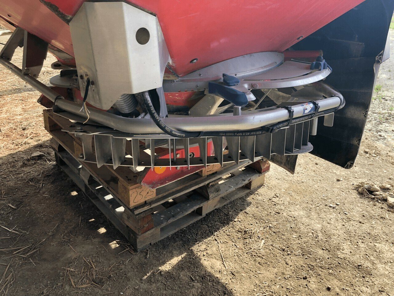 Düngerstreuer of the type Kuhn DISTRIBUTEUR AXIS 40.1, Gebrauchtmaschine in ST CLEMENT DE LA PLACE (Picture 8)