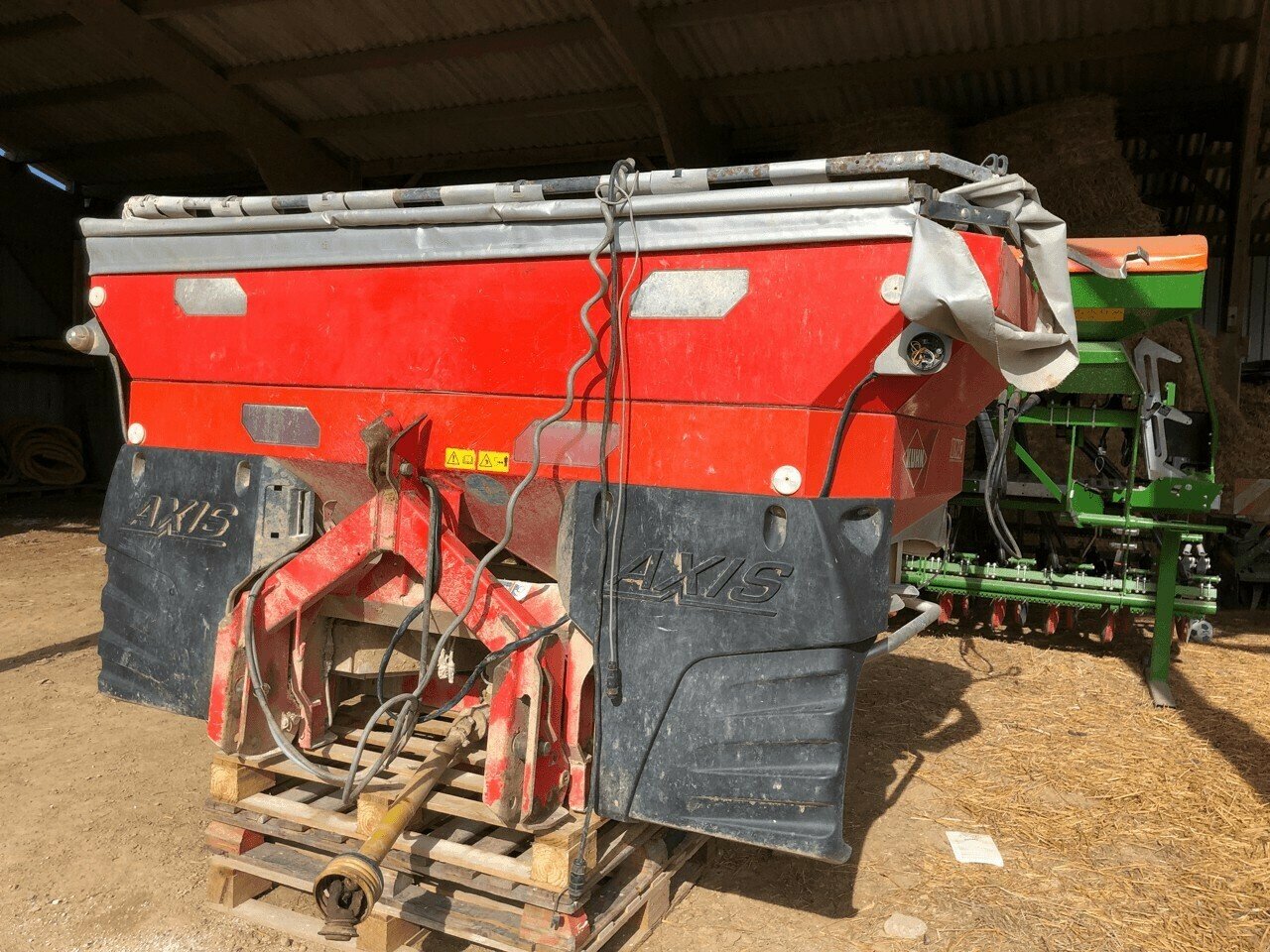 Düngerstreuer of the type Kuhn DISTRIBUTEUR AXIS 40.1, Gebrauchtmaschine in ST CLEMENT DE LA PLACE (Picture 2)