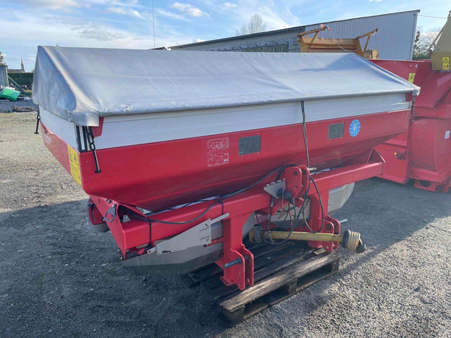 Düngerstreuer del tipo Kverneland Distributeur d'engrais [NON DEFINI] Kverneland, Gebrauchtmaschine In SAINT CLAIR SUR ELLE (Immagine 1)