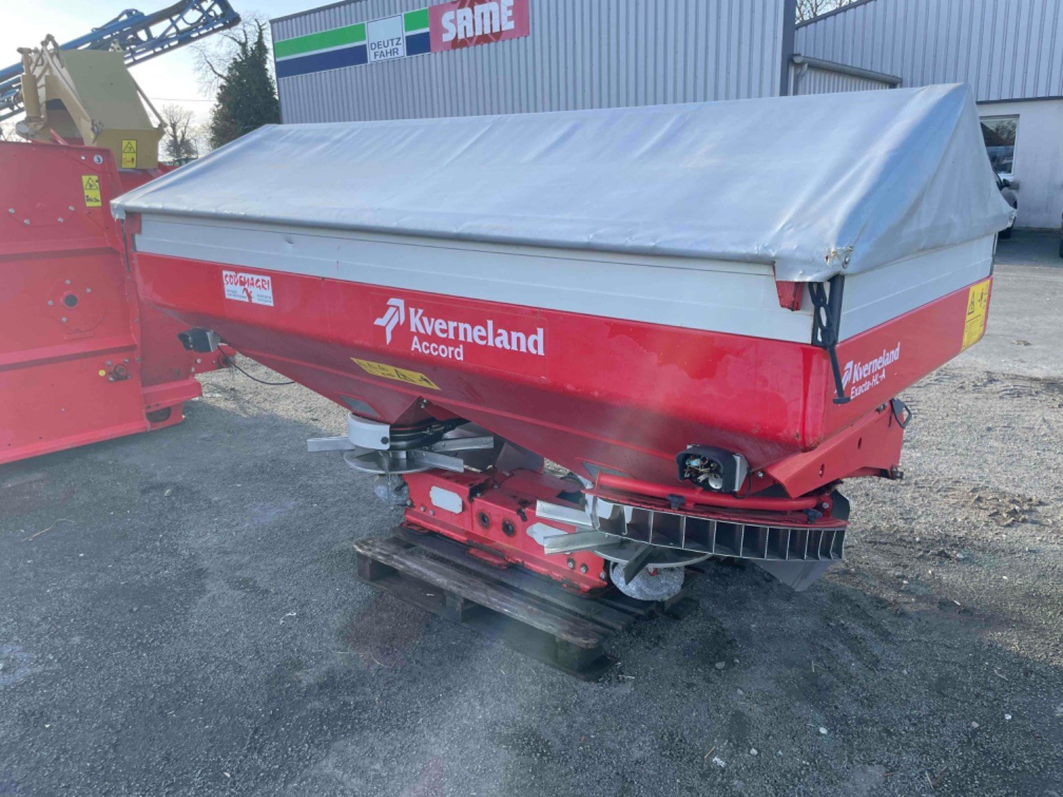 Düngerstreuer del tipo Kverneland Distributeur d'engrais [NON DEFINI] Kverneland, Gebrauchtmaschine In SAINT CLAIR SUR ELLE (Immagine 3)