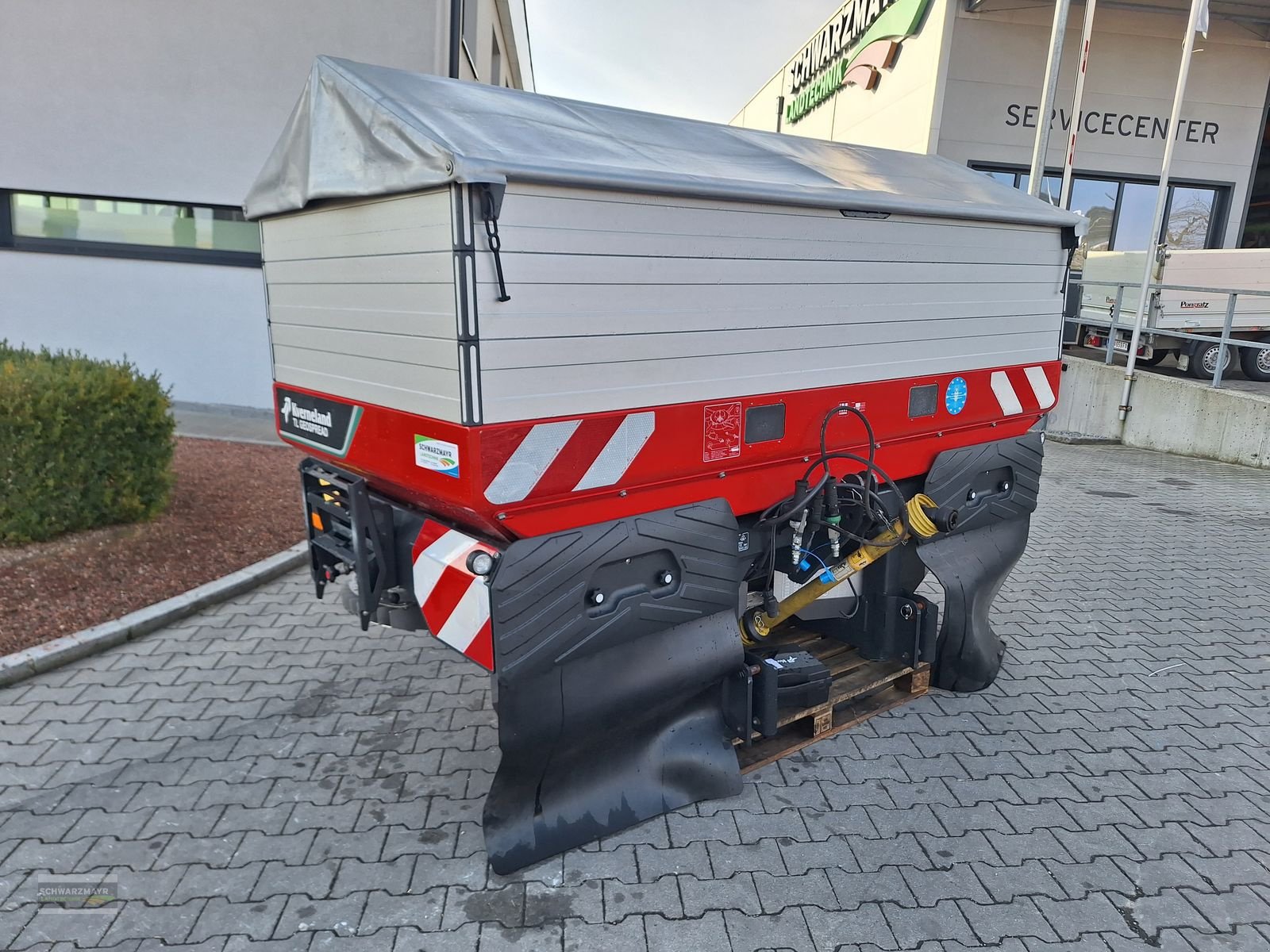 Düngerstreuer des Typs Kverneland Geospread 1500 G3, Neumaschine in Aurolzmünster (Bild 1)