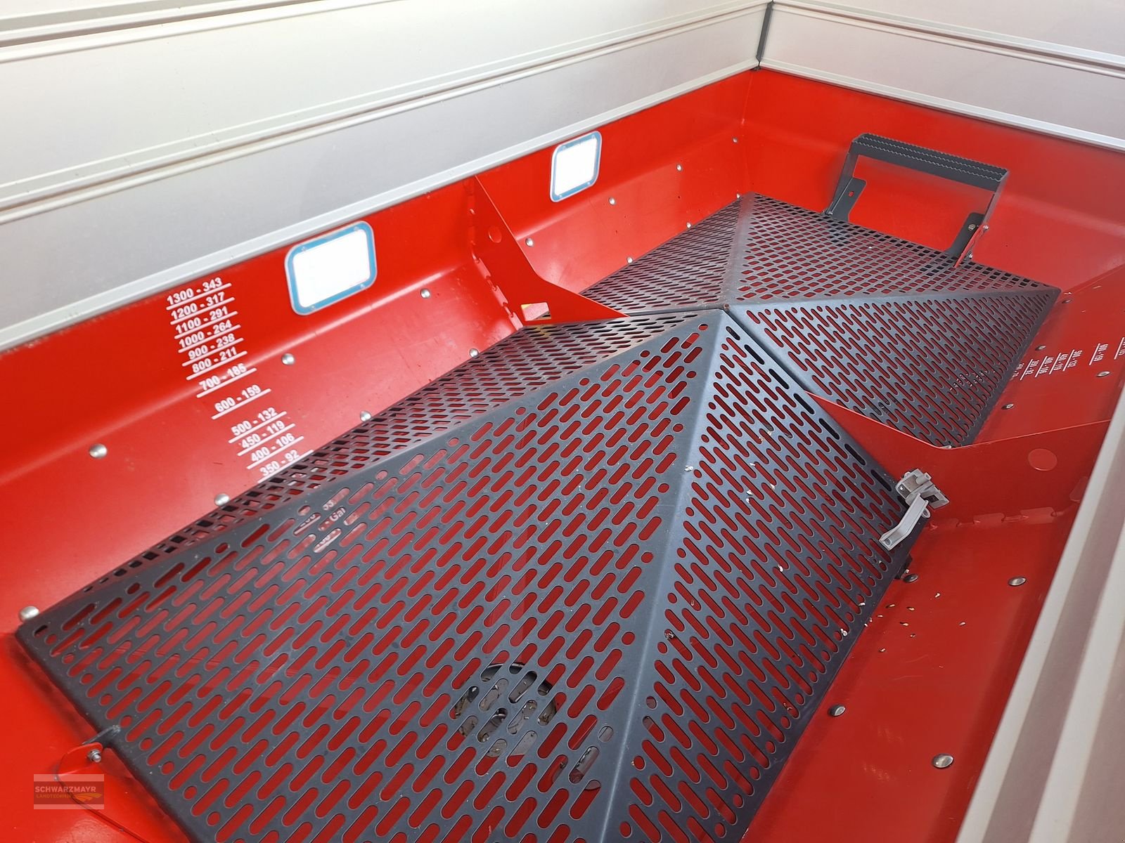 Düngerstreuer des Typs Kverneland Geospread 1500 G3, Neumaschine in Aurolzmünster (Bild 15)