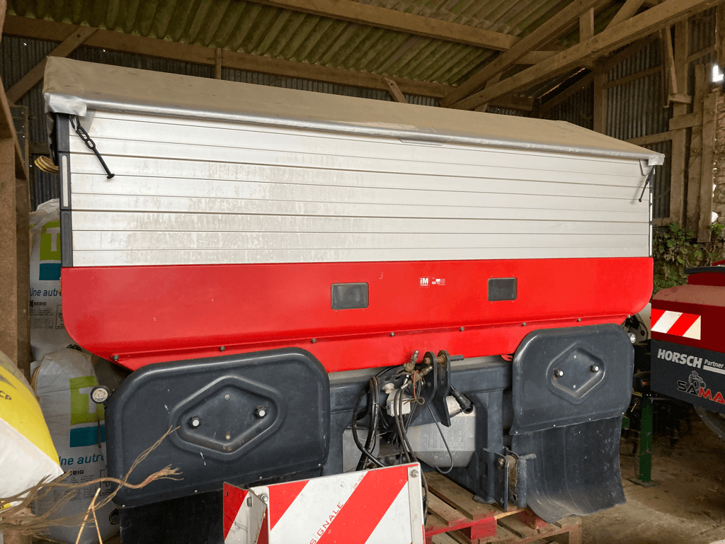 Düngerstreuer des Typs Kverneland TLX GEOSPREAD, Gebrauchtmaschine in CINTHEAUX (Bild 1)