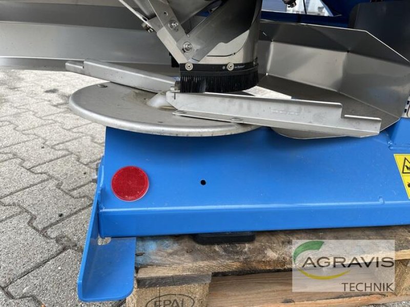 Düngerstreuer of the type Lemken TAURI 8/1500, Neumaschine in Alpen (Picture 4)