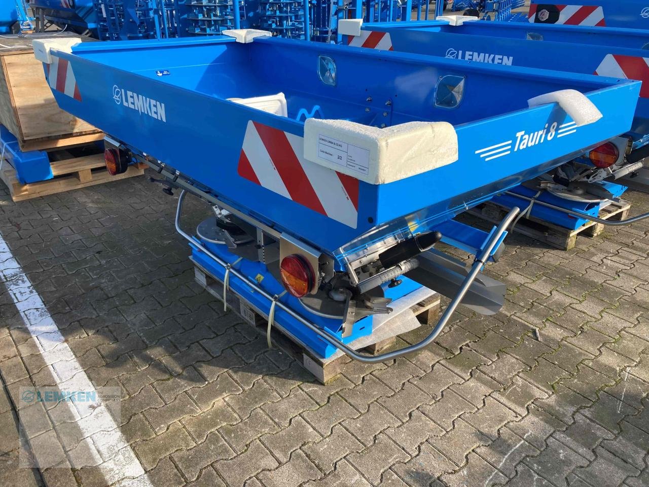 Düngerstreuer des Typs Lemken Tauri 8/2350, Neumaschine in Alpen (Bild 1)