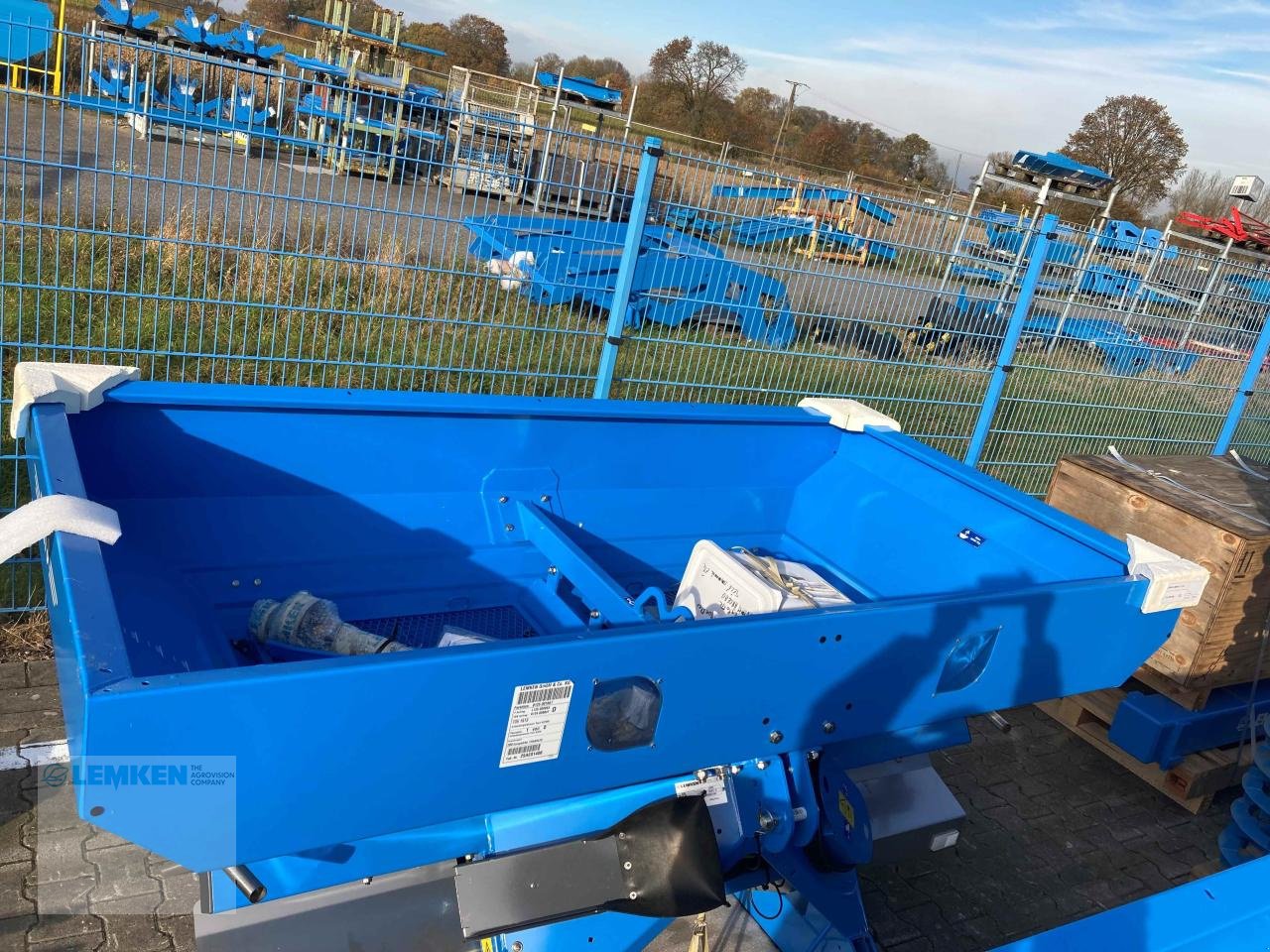 Düngerstreuer des Typs Lemken Tauri 8/2350, Neumaschine in Alpen (Bild 3)