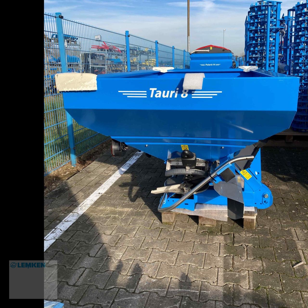 Düngerstreuer des Typs Lemken Tauri 8/2350, Neumaschine in Alpen (Bild 4)