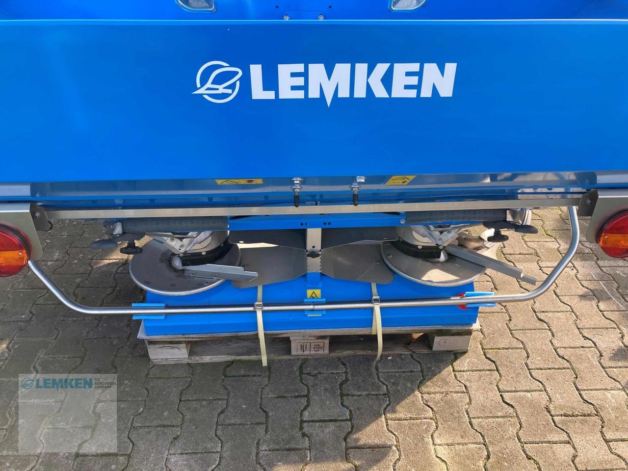 Düngerstreuer des Typs Lemken Tauri 8/2350, Neumaschine in Alpen (Bild 7)