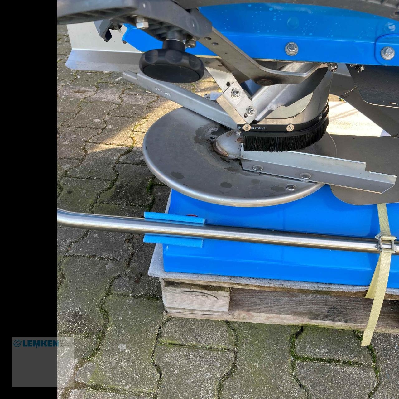 Düngerstreuer des Typs Lemken Tauri 8/2350, Neumaschine in Alpen (Bild 8)