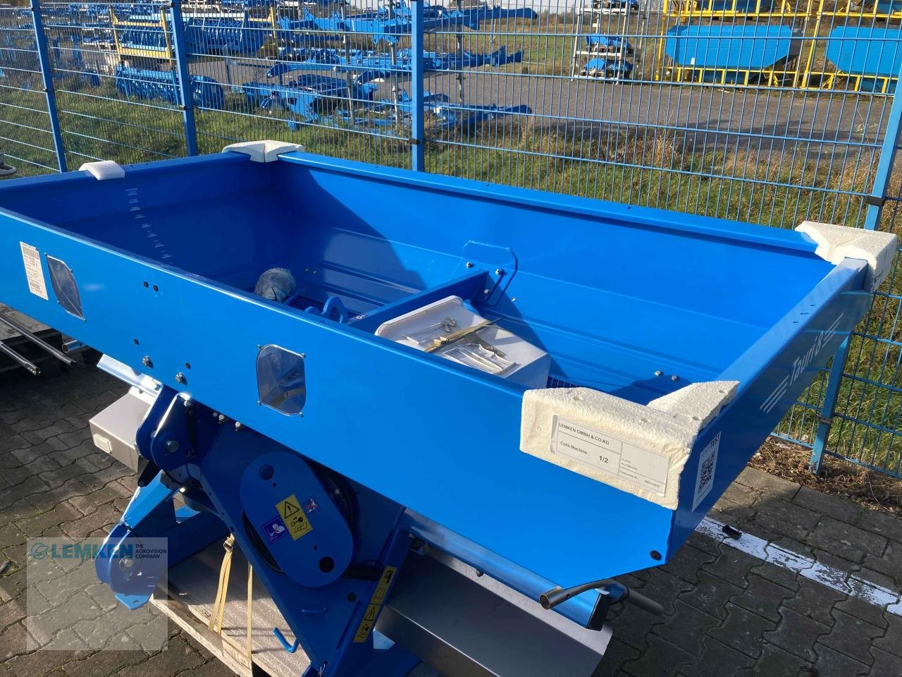 Düngerstreuer des Typs Lemken Tauri 8/2350, Neumaschine in Alpen (Bild 9)