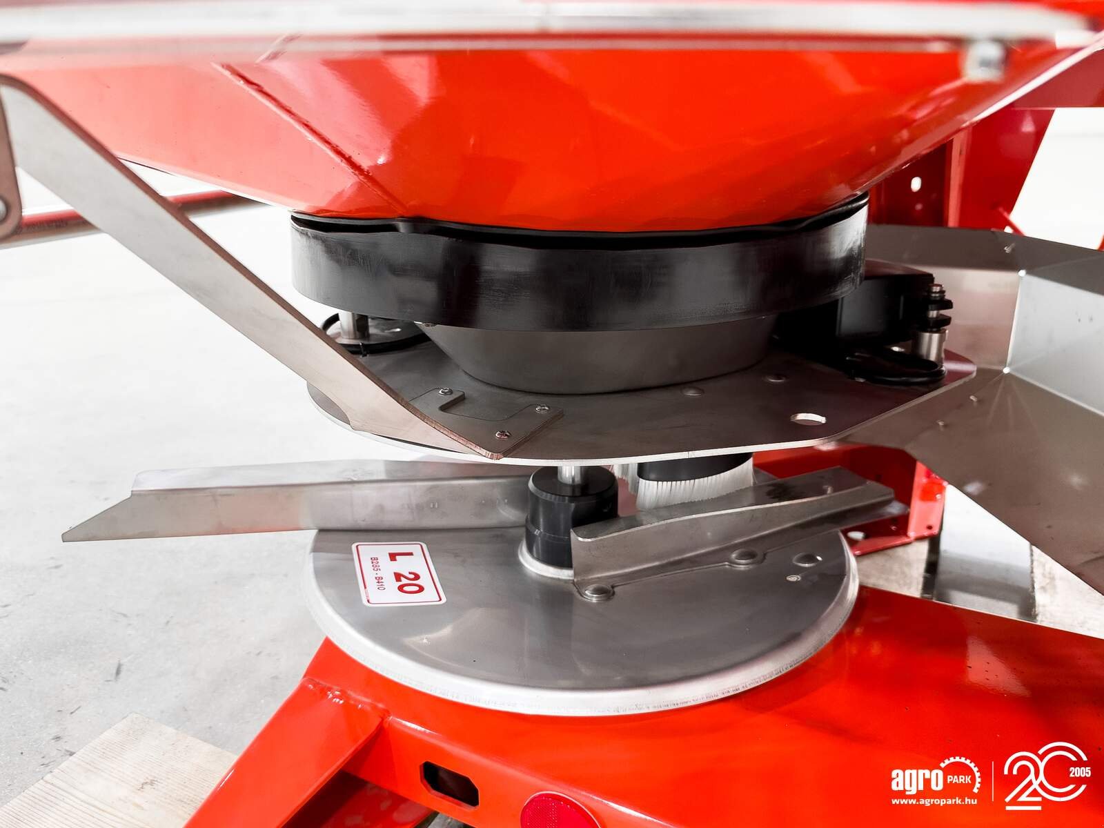 Düngerstreuer of the type Maschio Primo E218 1805 liter, 12-36 m fertilizer spreader, Gebrauchtmaschine in Csengele (Picture 18)